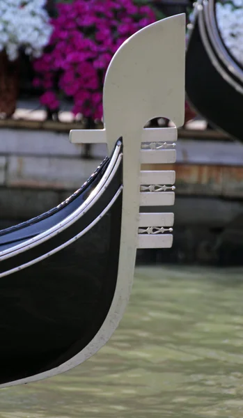 Famosa gondola romantica in barca a Venezia 1 — Foto Stock