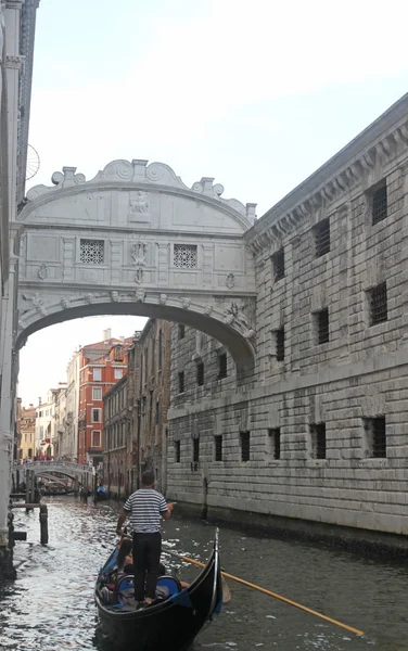 Bridge of sighs in Venice with gondolas and the ancient palaces — Stock Photo, Image