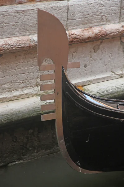 Tip of the famous romantic boat gondola in Venice 3 — Stock Photo, Image