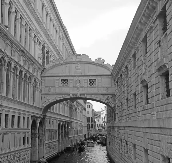 Мост вздохов в Венеции с гондолами и старинными дворцами — стоковое фото