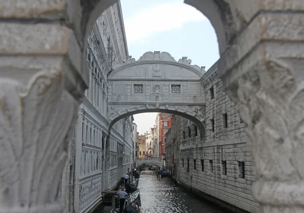 Ponte de suspiros em Veneza com gôndolas entre colunas — Fotografia de Stock