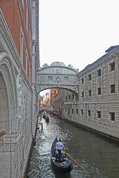 Bridge of sighs Venedik'te gondol ve eski saraylar — Stok fotoğraf