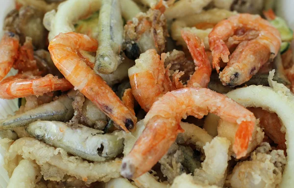 Smažené ryby s křupavé smažené krevety a zeleninou — Stock fotografie