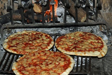 ahşap yakma fırın pizzeri ile ahşap şömine pişmiş pizza