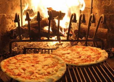 bir ahşap şömine 1 pişmiş güzel kokulu mükemmel pizza