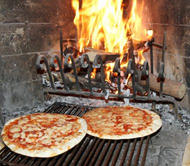 ahşap şömine odun b ile pişmiş güzel kokulu mükemmel pizza