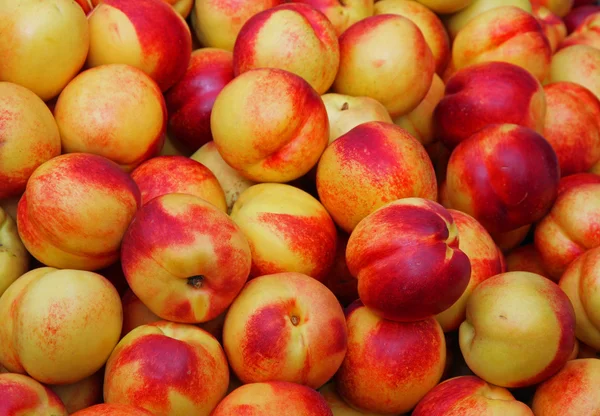 Mogna persikor till salu på grönsaksmarknaden — Stockfoto
