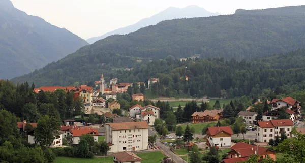 Characteristic mountain village called tonezza del cimone in the — Stock Photo, Image