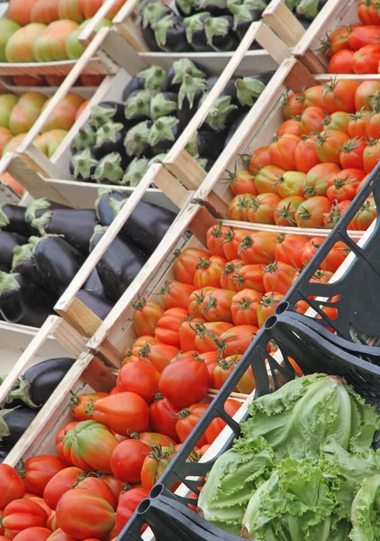 Scatole piene di frutta e verdura fresca al mercato 4 — Foto Stock