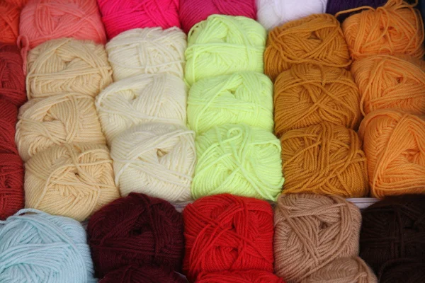 Pelotas de algodón y lana para la venta en el mercado de sastres — Foto de Stock
