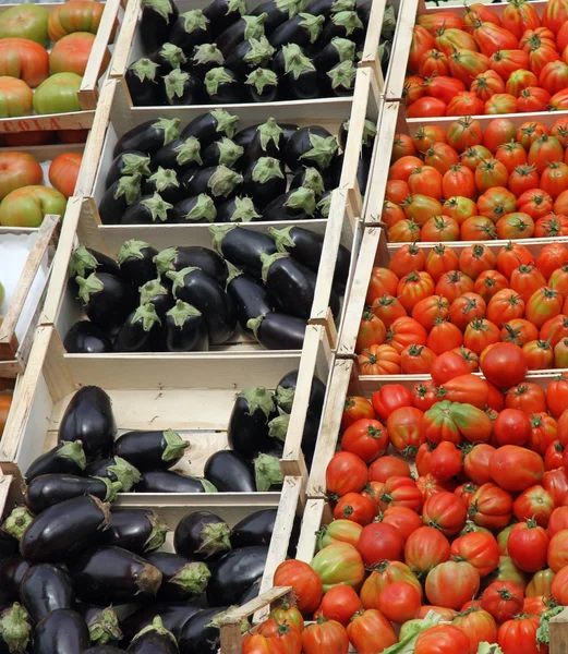Коробки, повні свіжих фруктів і овочів на ринку 1 — стокове фото