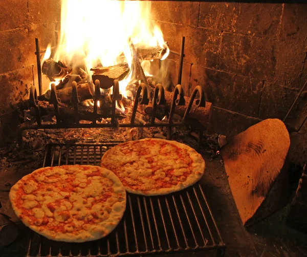 Uitstekende geurige pizza gebakken in een houten openhaard 2 — Stockfoto