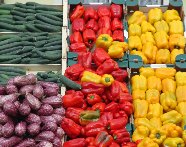 Коробки, повні свіжих фруктів і овочів на ринку 2 — стокове фото