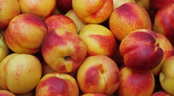 Vackra gula mogna persikor till salu på grönsaksmarknaden — Stockfoto