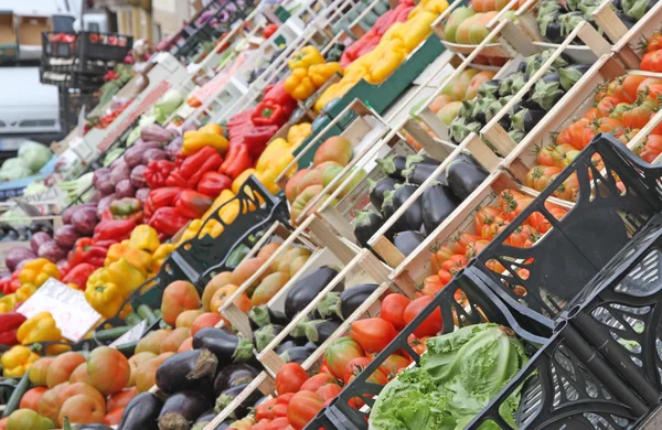 Dozen vol van verse groenten en fruit op de markt 3 — Stockfoto