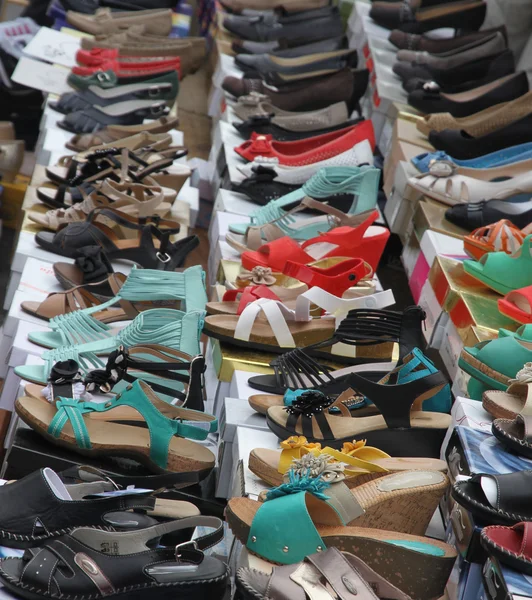 Sandals and shoes for trendy women sold at local market — Stock Photo, Image