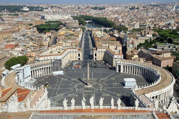 Vue incroyable sur la ville de Rome depuis le haut du dôme du C — Photo