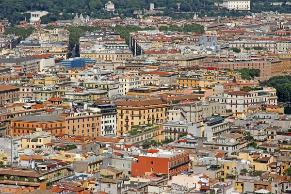 Molte case affollate viste dall'alto della grande metropoli di — Foto Stock