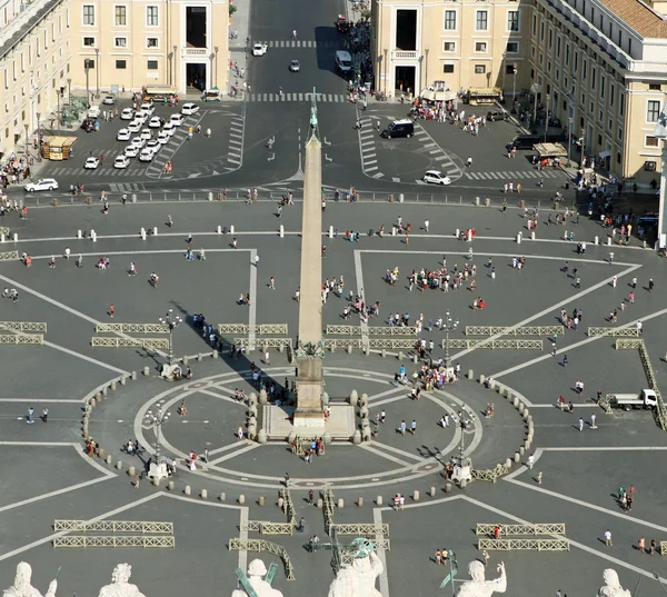 Красивый панорамный вид на площадь Святого Петра с обелиском — стоковое фото