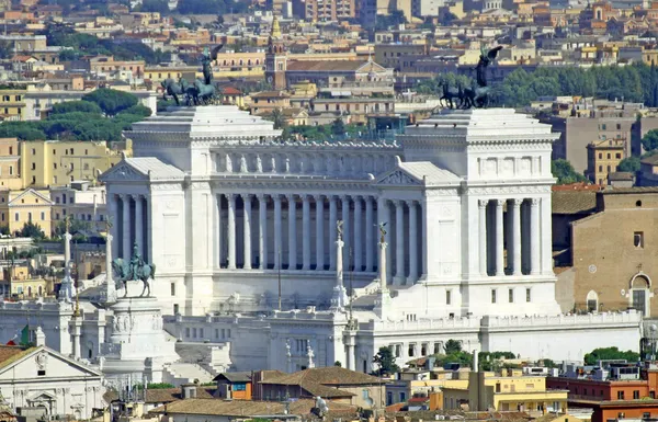 Enorme monumento Vittoriano dedicado a Vittorio Emanual II Rei — Fotografia de Stock