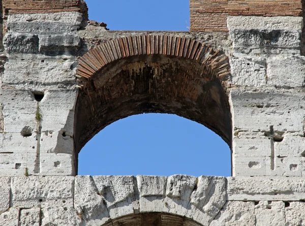 Ancient Arch of the Colosseum and the blue sky of Rome in Italy — Stock Photo, Image