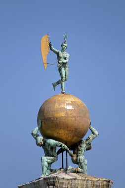 Altın topu yere punta Anıtı della dogana detay