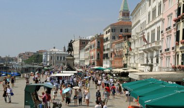 birçok kişi ve Venedik riva degli schiavoni üzerinde yürüyen kalabalık