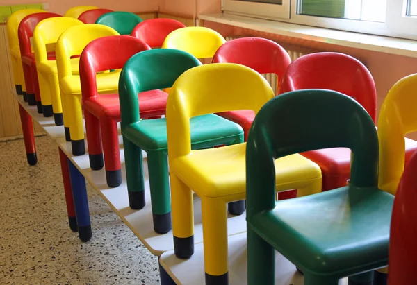 Cadeiras sobre as mesas do refeitório de asilo durante o limpo — Fotografia de Stock