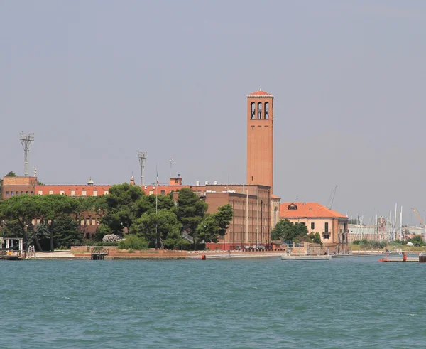 Alto tijolo vermelho Bell Tower na ilha de Sant 'Elena em Veneza — Fotografia de Stock