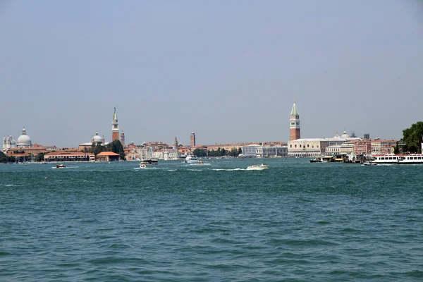 Skyline de Veneza com campanários, barco e balsa no Adriático — Fotografia de Stock