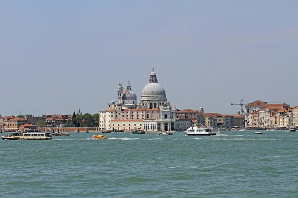 Kuppel der Kirche der Madonna della Salute im Becken der Kirche — Stockfoto