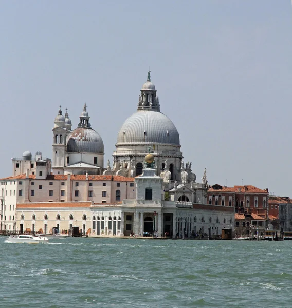 Bola de oro sobre el monumento en Punta della dogana — Foto de Stock