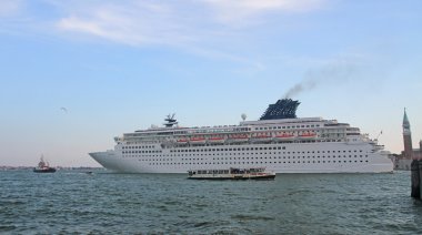 Venedik port Cruise Gemi kalkıyor