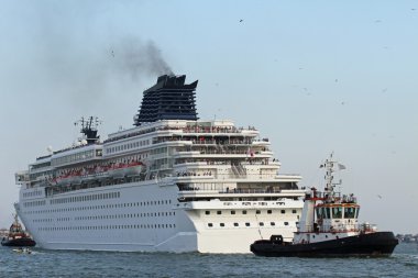 yolcu gemisi liman kenti güçlü yardımı ile deniz bırakır