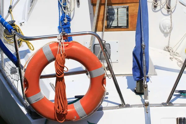 Dep に準備ができてヴェネツィア港でボートに接続されている救命浮輪 — ストック写真