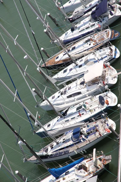 Yacht di lusso e barche a motore ormeggiate nella prestigiosa Harbo — Foto Stock