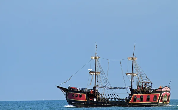 Pirate ship sails the seas in search of Board and plunder — Stock Photo, Image