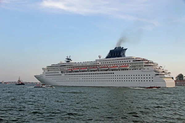 Cruiseschip begint een lange reis rond de wereld — Stockfoto