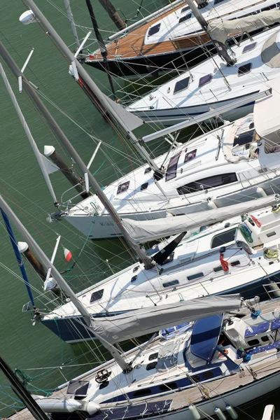 Luxuriöse und teure Yachten und Motorboote, die im Hafen festgemacht haben — Stockfoto