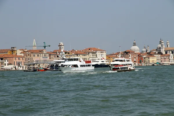 Venezia vista dal mare con molto traffico di barche e ferr — Foto Stock