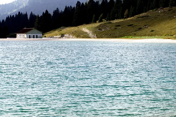 Güzel bir dağ Gölü kıyısında Alpine hut — Stok fotoğraf