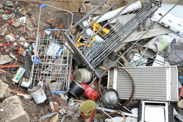 Hierros dejados en un vertedero metales peligrosos y oxidados abusivos — Foto de Stock