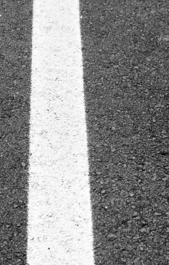 siyah asfalt yol boyunca boyalı beyaz çizgi