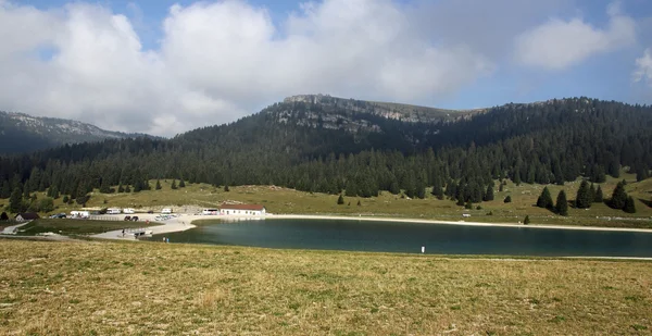 Schöner alpiner See umgeben von hohen Bergen — Stockfoto