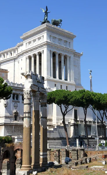 Monument voor de koning van Italië en de keizerlijke fora van rome — Stockfoto