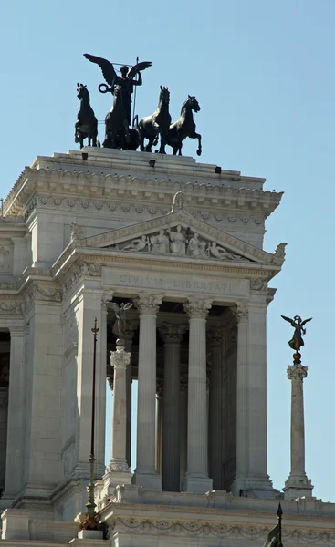 Monumento blanco llamado Vittoriano — Foto de Stock