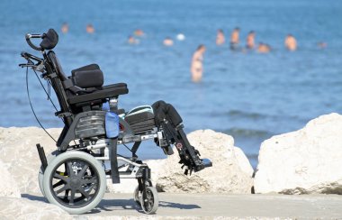 kaya deniz iskelesi engelli insanlar için tekerlekli sandalye