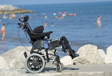 kaya deniz iskelesi engelli insanlar için tekerlekli sandalye