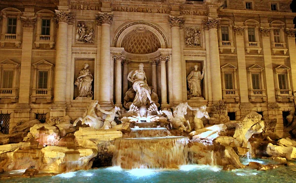 로마 2에서에서 유명한 트레비 분수의 야경 — 스톡 사진
