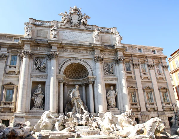 Fonte de trevi no centro de Roma com estátuas de mármore — Fotografia de Stock